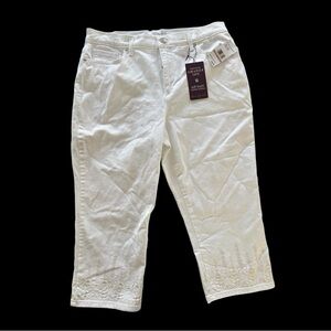 Gloria Vanderbilt Vintage white slimming capri leggings, embroidered hem design.
